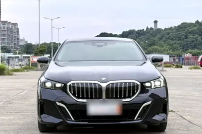 BMW 5 Series 2025, 22100 км, за 325623.93 CNY