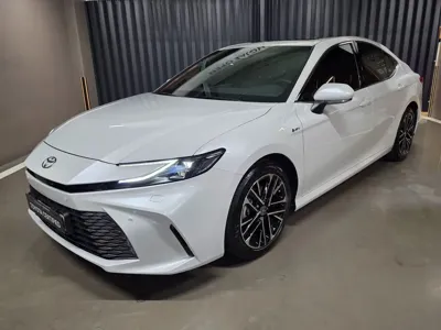 Toyota Camry · 2025 год