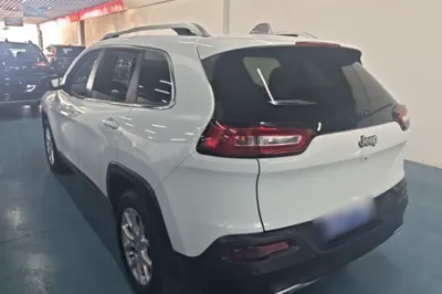Jeep Cherokee 2017, 70200 км, за 52419.14 CNY