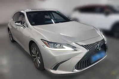 Lexus ES 2018, 102500 км, за 140364.47 CNY