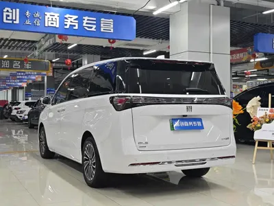 Buick GL8 Hybrid 2025, 6000 км, за 246800 CNY - фото 9