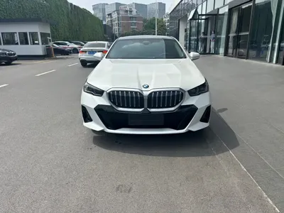 BMW 5 Series 2025, 9600 км, за 318000 CNY