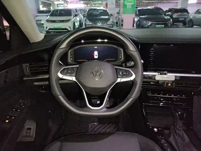 Volkswagen Passat 2024, 12000 км, за 117899 CNY