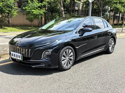 Hongqi Hongqi E-QM5 · 2023 год
