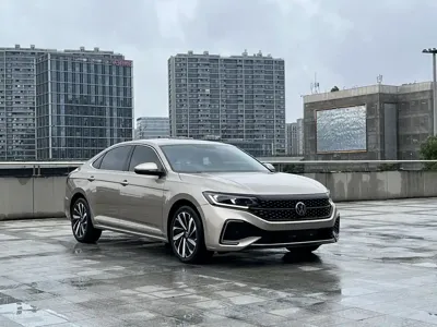 Volkswagen Passat 2022, 64400 км, за 95800 CNY