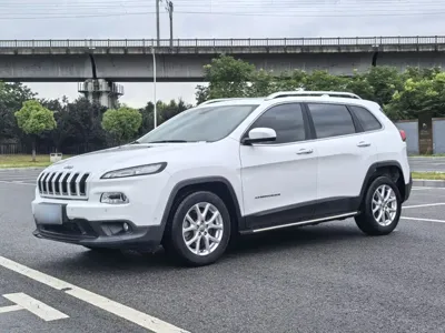 Jeep Cherokee · 2017 год