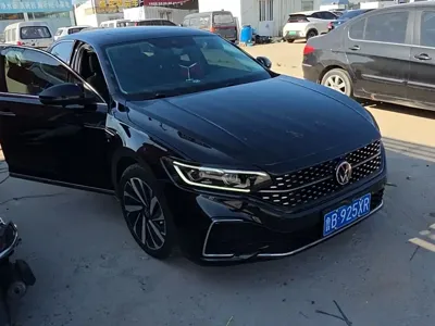 Volkswagen Passat 2022, 100000 км, за 88000 CNY
