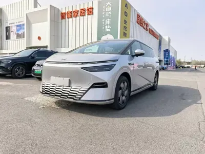 Xpeng X9 2026, 200 км, за 287800 CNY