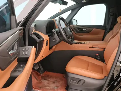 Toyota Vellfire 2025, 24000 км, за 758000 CNY