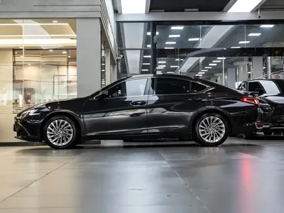 Lexus ES 2025, 11000 км, за 372600 CNY