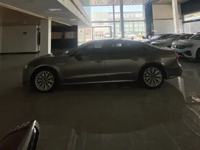 Audi A7L 2024, 86000 км, за 209800 CNY