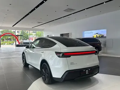 Tesla Model Y 2026, 4800 км, за 228000 CNY