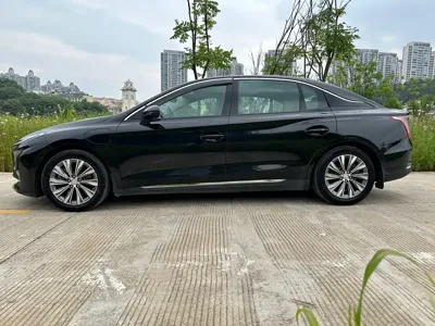 Hongqi Hongqi E-QM5 2023, 60000 км, за 62800 CNY