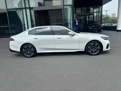 BMW 5 Series 2025, 9600 км, за 318000 CNY