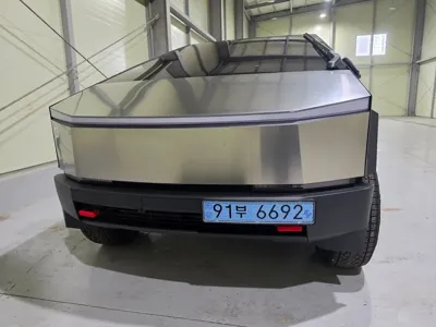 Tesla Cybertruck · 2026 год