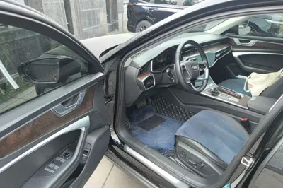 Audi A6 2021, 99100 км, за 280940.77 CNY