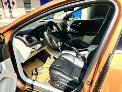 Volvo V40 2013, 120000 км, за 21800 CNY