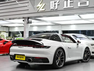 Porsche 911 2023, 11000 км, за 1338000 CNY