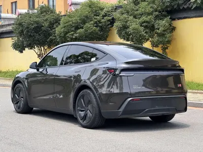 Tesla Model Y 2025, 18000 км, за 257800 CNY - фото 11