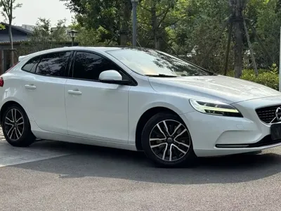 Volvo V40 2018, 90000 км, за 41800 CNY