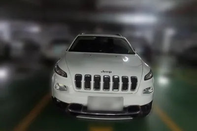 Jeep Cherokee 2017, 61700 км, за 44481.72 CNY