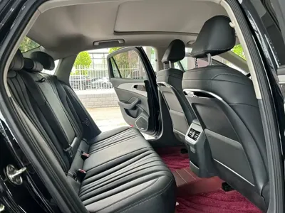 Hongqi Hongqi H5 2025, 30800 км, за 112000 CNY