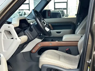 Land Rover Defender 2020, 97000 км, за 428000 CNY
