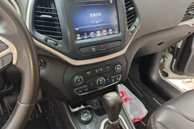 Jeep Cherokee 2017, 132000 км, за 53656.37 CNY - фото 11