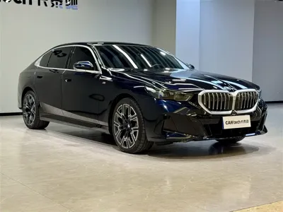 BMW 5 Series 2025, 3000 км, за 329799 CNY