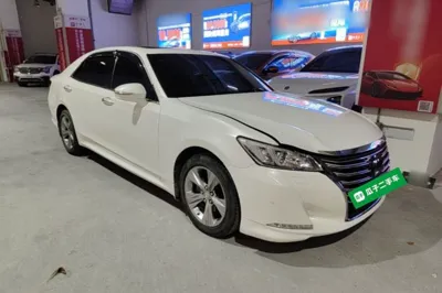 Toyota Crown 2015, 125800 км, за 102436.76 CNY