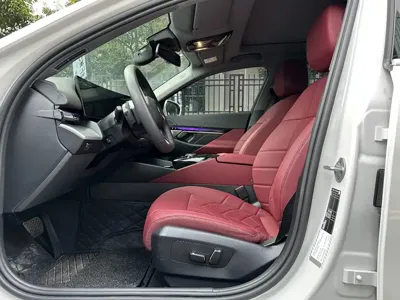 BMW 5 Series 2024, 27000 км, за 236800 CNY