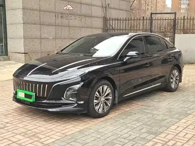 Hongqi Hongqi E-QM5 · 2025 год