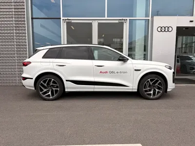Audi 奥迪Q6L e-tron 2025, 12000 км, за 248800 CNY