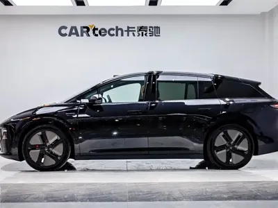 Li Auto 理想i6 · 2025 год