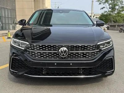 Volkswagen Passat 2023, 40000 км, за 99500 CNY - фото 2