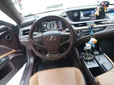 Lexus ES 2019, 121600 км, за 124200 CNY