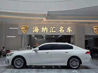 BMW 5 Series 2025, 3000 км, за 259800 CNY
