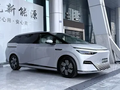 Xpeng X9 2024, 56000 км, за 225799 CNY