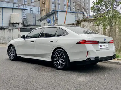 BMW i5 2025, 22000 км, за 249800 CNY