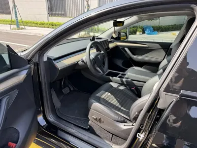 Tesla Model Y 2023, 26000 км, за 138000 CNY
