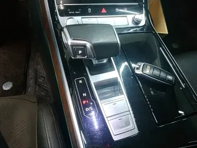 Audi A8 2019, 129900 км, за 299200 CNY - фото 10