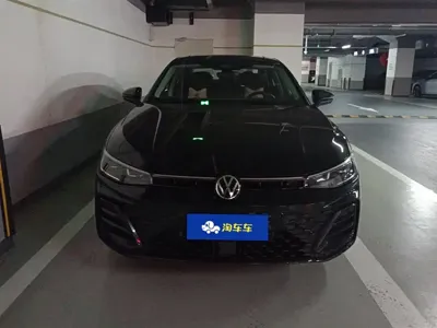Volkswagen Passat 2025, 12900 км, за 164000 CNY