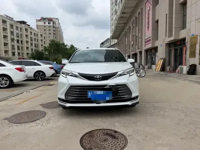 Toyota Sienna · 2025 год