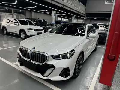 BMW 5 Series 2025, 1700 км, за 293300 CNY - фото 1