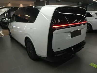Li Auto MEGA 2025, 2300 км, за 528983.98 CNY