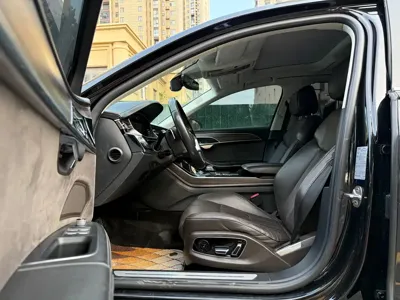 Audi A8 2019, 70000 км, за 288800 CNY