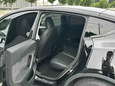 Tesla Model Y 2024, 30000 км, за 135000 CNY