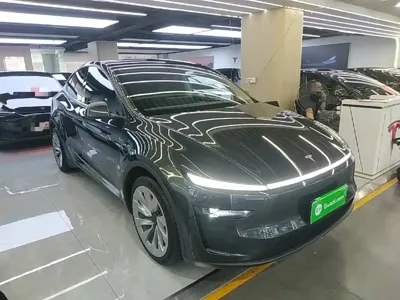 Tesla Model Y 2025, 28100 км, за 219500 CNY