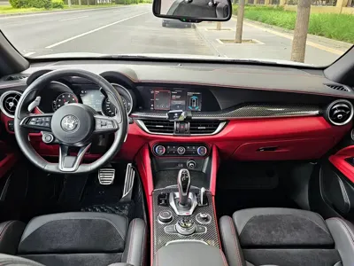 Alfa Romeo Stelvio 2022, 5000 км, за 235000 CNY - фото 5