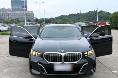 BMW 5 Series 2025, 22100 км, за 325623.93 CNY